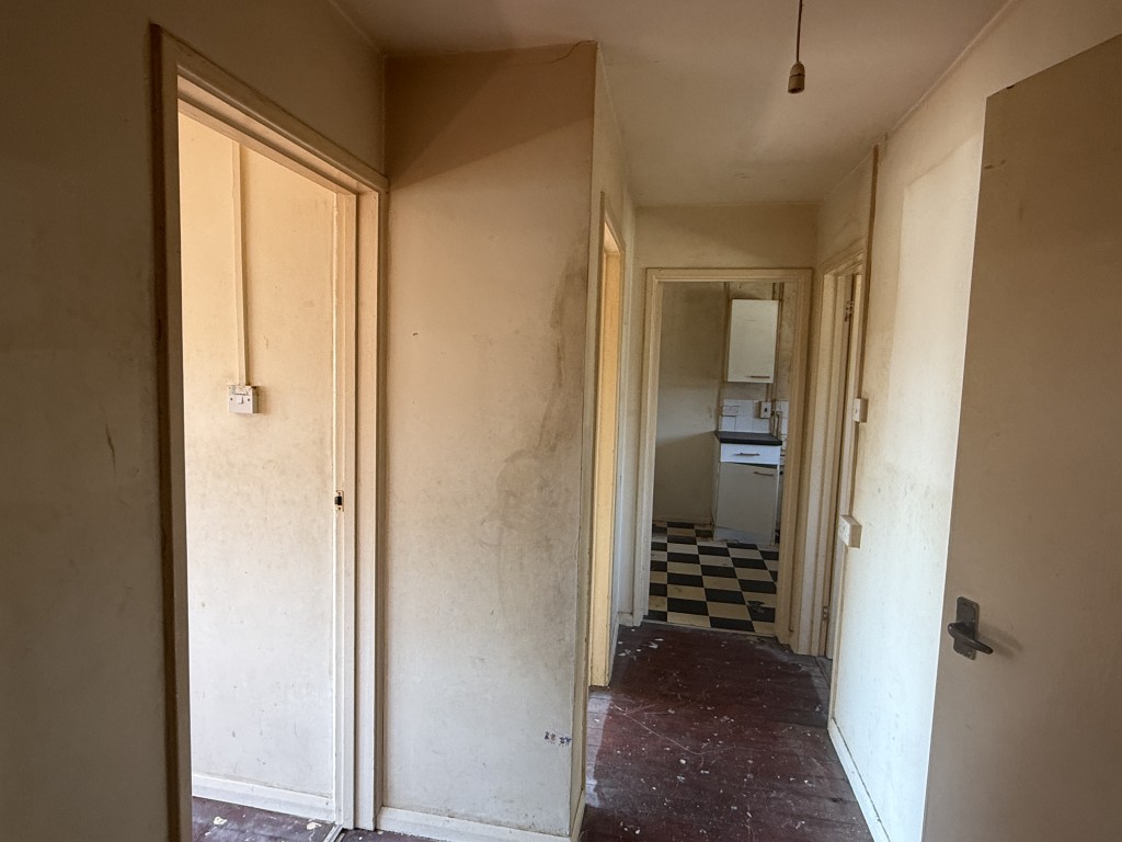 Lot: 135 - FLAT IN NEED OF IMPROVEMENT - Entrance Hall in Flat in Need of Refurbishment